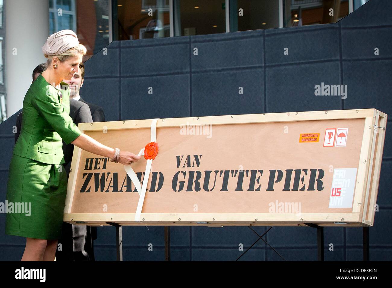 Leeuwarden, Pays-Bas. 13e Août, 2013. Reine Maxima des Pays-Bas ouvre la Fries Museum à Leeuwarden, Pays-Bas, 13 septembre 2013. Le musée présente des expositions temporaires de l'élaboration de la Frise et de la culture de la Frise. Photo : Patrick van Katwijk / Pays-Bas ; OUT/dpa/Alamy Live News Banque D'Images