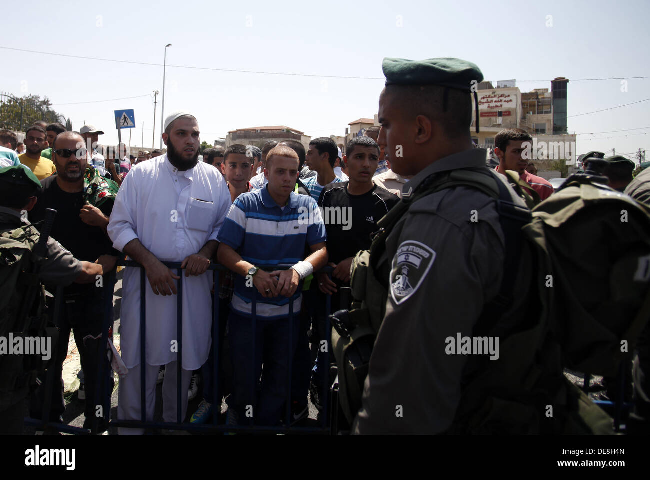 Jérusalem, Cisjordanie, territoire palestinien. 13e Août, 2013. La police des frontières israélienne palestinienne empêchent d'atteindre la sainteté de sainte un composé dans la vieille ville de Jérusalem, le 13 septembre 2013. La police israélienne a déclaré un âge limite le vendredi pour les Palestiniens qui veulent entrer dans la vieille ville, à n'autoriser les hommes au-dessus de l'âge de 45 ans et toutes les femmes à entrer, comme Yom Kippour, le jour des expiations, juive commence au coucher du soleil Crédit : Saeed Qaq/APA Images/ZUMAPRESS.com/Alamy Live News Banque D'Images