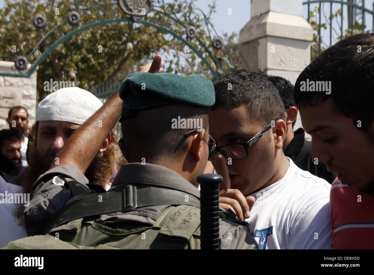 Jérusalem, Cisjordanie, territoire palestinien. 13e Août, 2013. La police des frontières israélienne palestinienne empêchent d'atteindre la sainteté de sainte un composé dans la vieille ville de Jérusalem, le 13 septembre 2013. La police israélienne a déclaré un âge limite le vendredi pour les Palestiniens qui veulent entrer dans la vieille ville, à n'autoriser les hommes au-dessus de l'âge de 45 ans et toutes les femmes à entrer, comme Yom Kippour, le jour des expiations, juive commence au coucher du soleil Crédit : Saeed Qaq/APA Images/ZUMAPRESS.com/Alamy Live News Banque D'Images