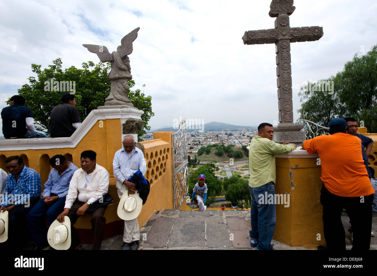 Vue du haut de la Grande Pyramide de Cholula, Mexique avec une croix gravées dans la pierre l'accueil des pèlerins le jour de la fête. Banque D'Images