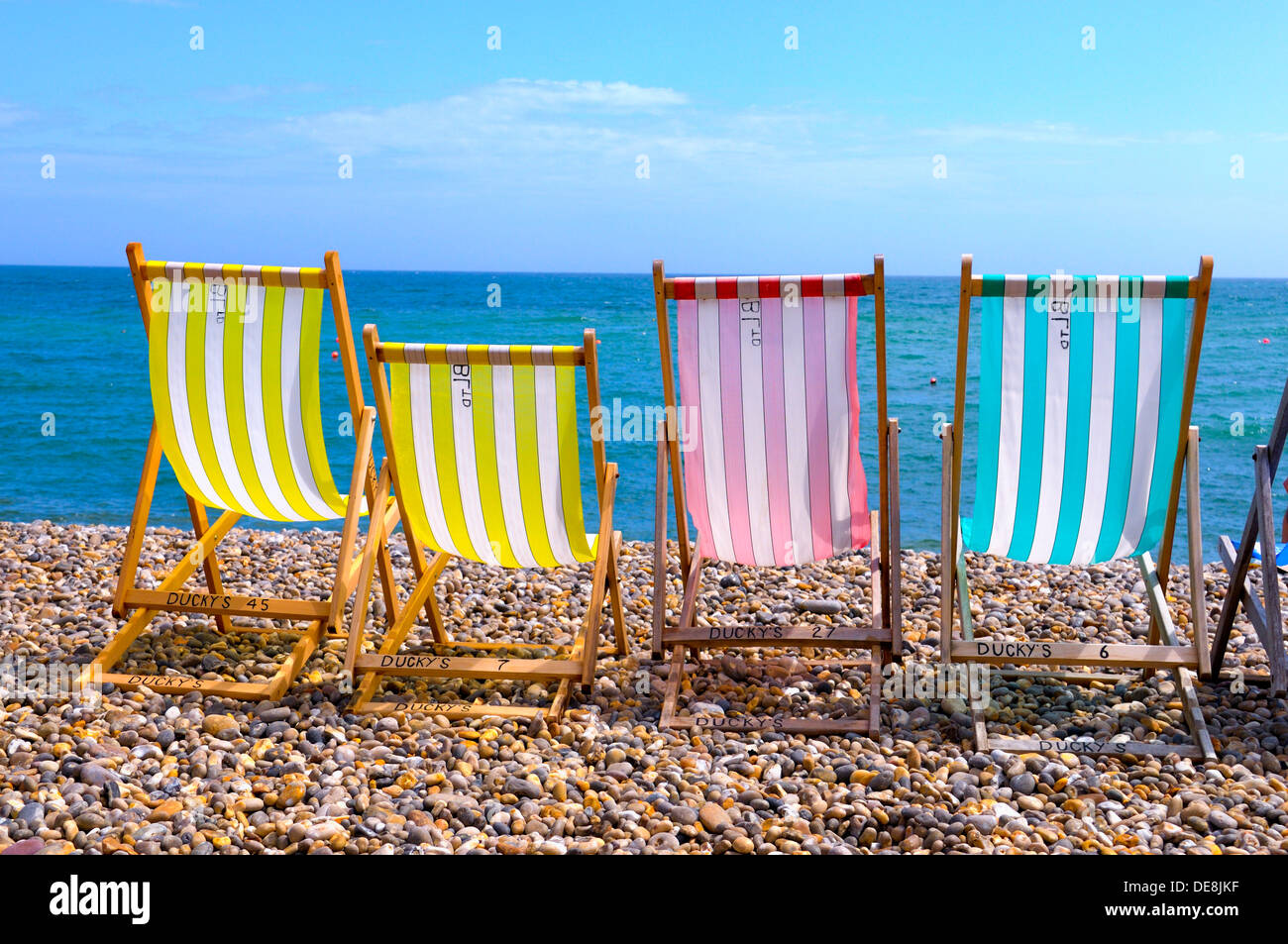 Des chaises vides sur la plage au Beer, Devon, Angleterre Banque D'Images