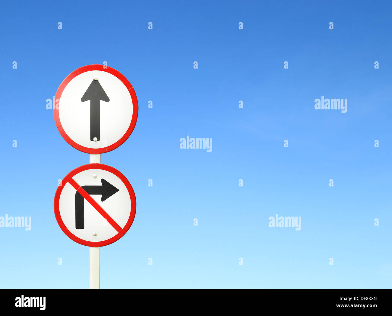 Allez-y le chemin ,en avant de signer et de ne pas tourner à droite panneau avec ciel bleu en blanc pour le texte Banque D'Images