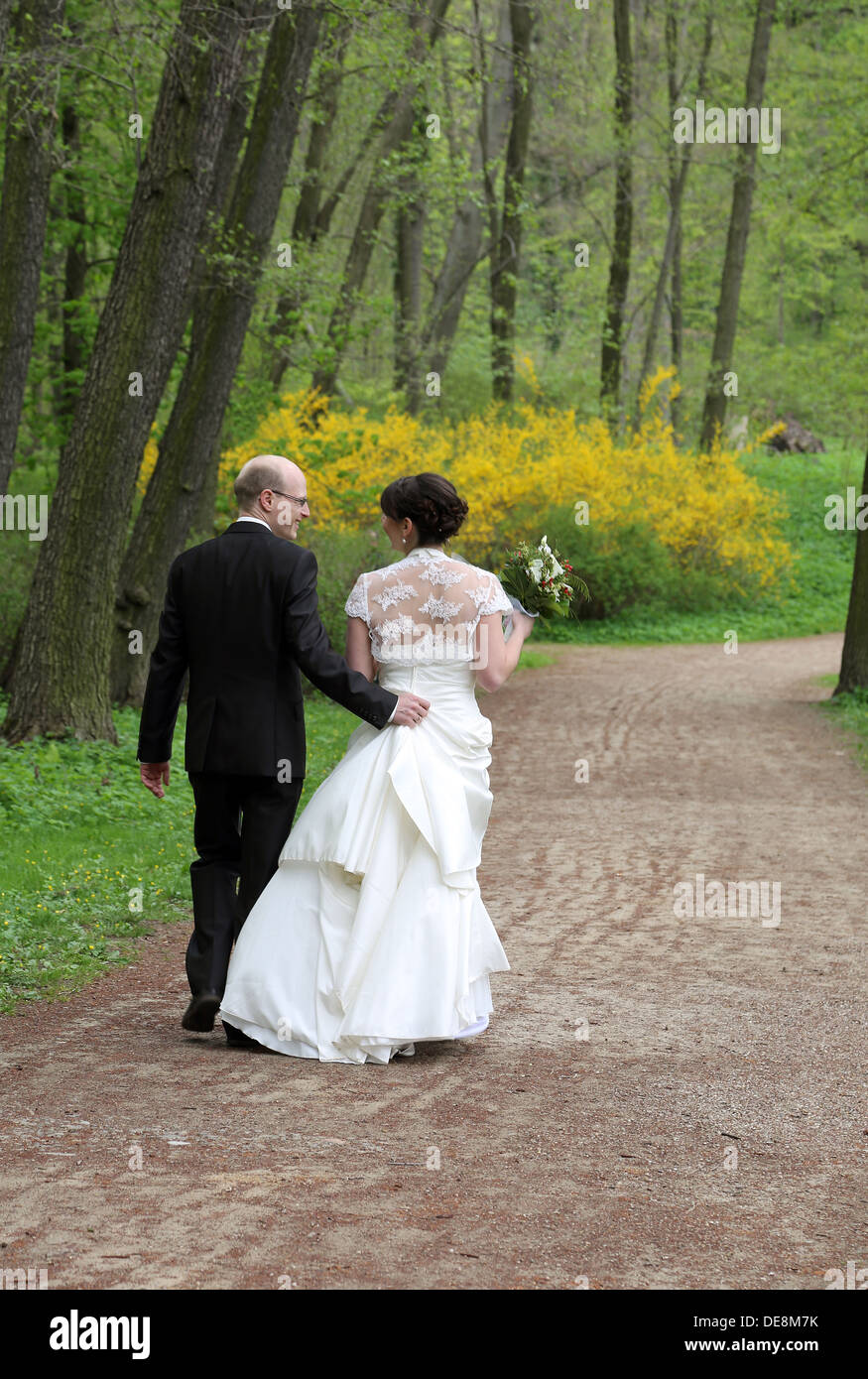 Wernigerode, Allemagne, des jeunes mariés va le long d'un sentier du parc Banque D'Images