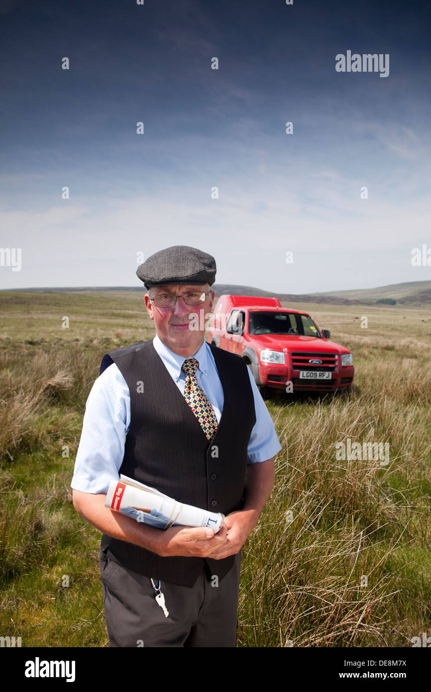 Facteur dans le Yorkshire Pennines , livrer le courrier à des fermes sur le dessus Banque D'Images