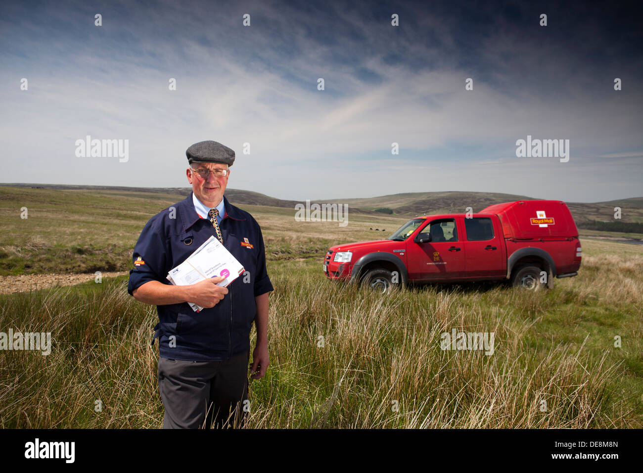 Facteur dans le Yorkshire Pennines , livrer le courrier à des fermes sur le dessus Banque D'Images