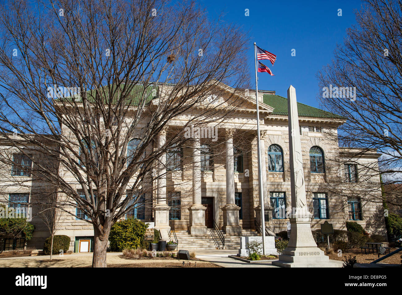 Un vieux palais en pierre avec cuisine américaine et la Géorgie drapeaux sous un ciel clair bllue Banque D'Images