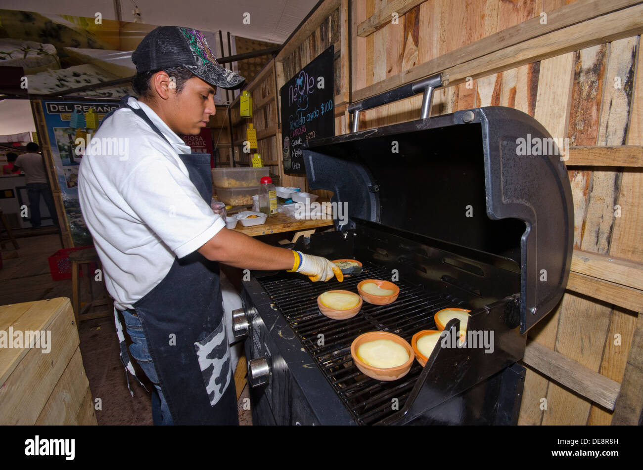 Des tartes à l'homme chauffage International Cheese and Wine Festival à Tequisquiapan dans l'état de Querétaro au Mexique Banque D'Images