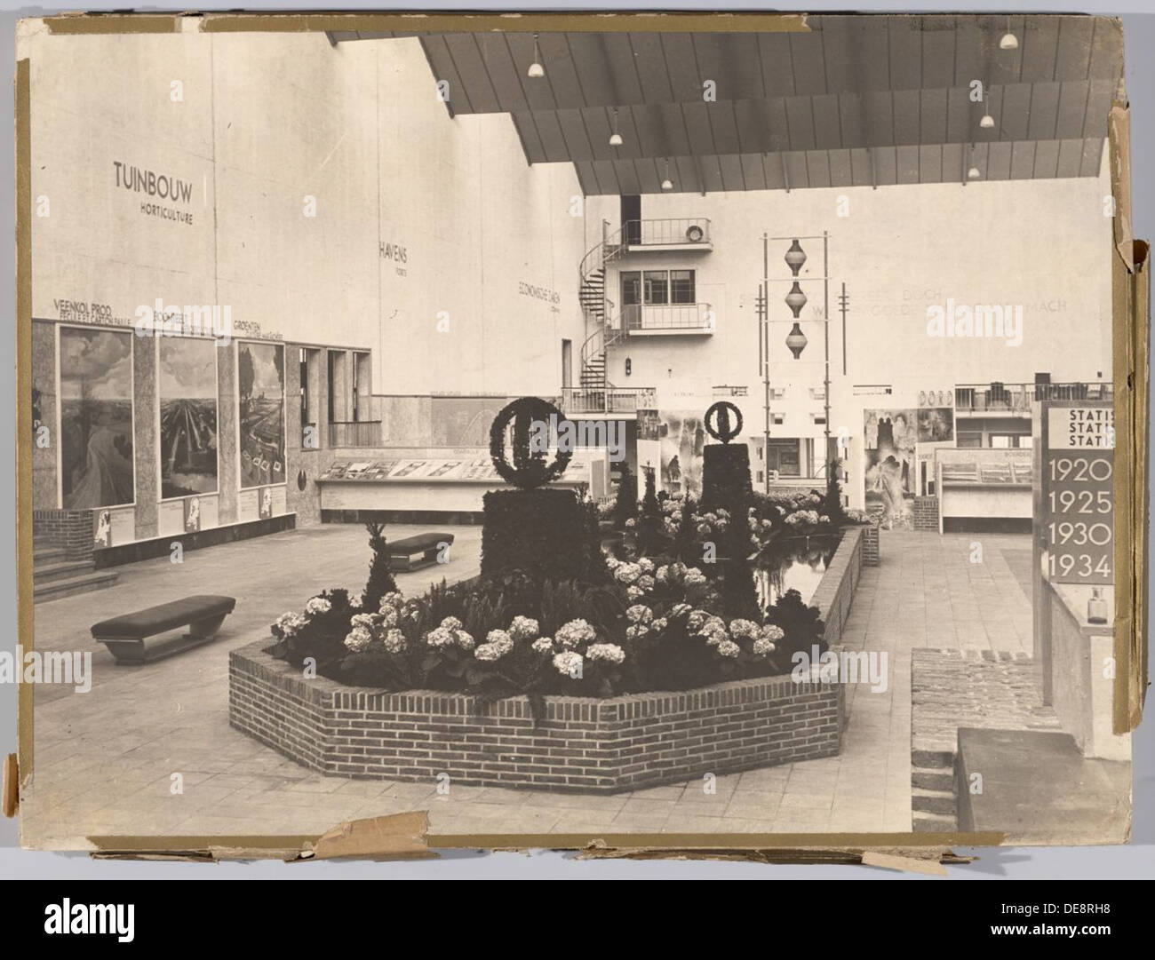 Le pavillon néerlandais de l'exposition universelle des années 1920-1930, a présenté un design architectural néerlandais innovant. Le pavillon mêle des éléments modernistes aux styles hollandais traditionnels, reflétant à la fois le patrimoine culturel et les avancées technologiques. Banque D'Images Le pavillon néerlandais de l'exposition universelle des années 1920-1930, a présenté un design architectural néerlandais innovant. Le pavillon mêle des éléments modernistes aux styles hollandais traditionnels, reflétant à la fois le patrimoine culturel et les avancées technologiques. Banque D'Images