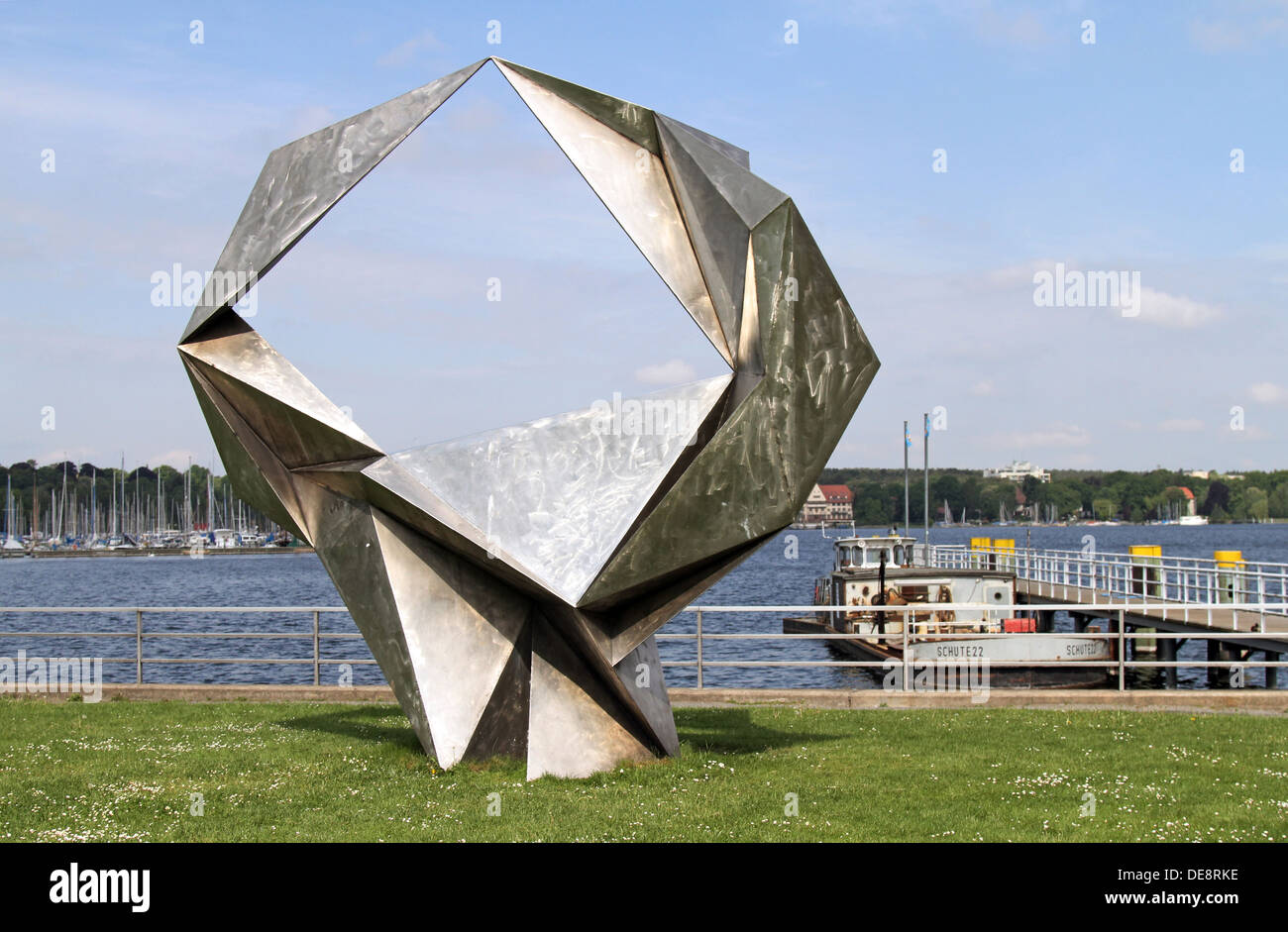 Berlin, Allemagne, la sculpture se balançant par Volkmar Haase au Ronnebypromenade Banque D'Images