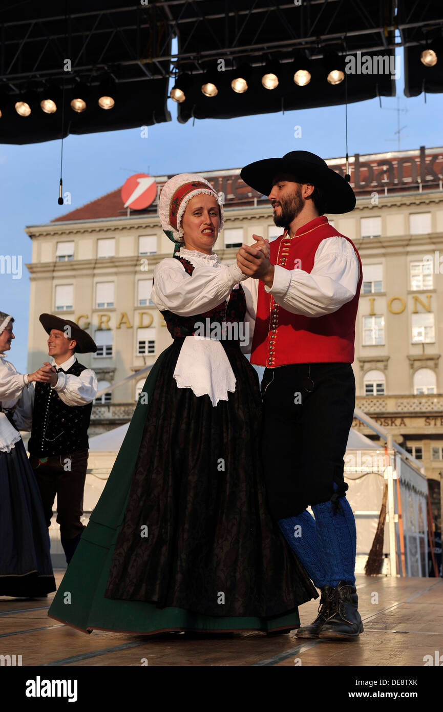 Les membres des groupes folkloriques de Triglav Slovénie lors de la 47e Folklore Festival à Zagreb, Croatie sur juillet 19,2013 Banque D'Images