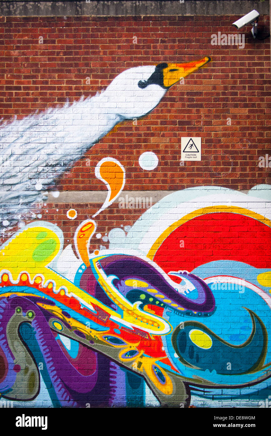 East End Londres Hackney Wick Île Poisson Graffiti Graffiti Graffiti grafiti street art mural urbain mur de brique rouge coloré résumé swan Banque D'Images