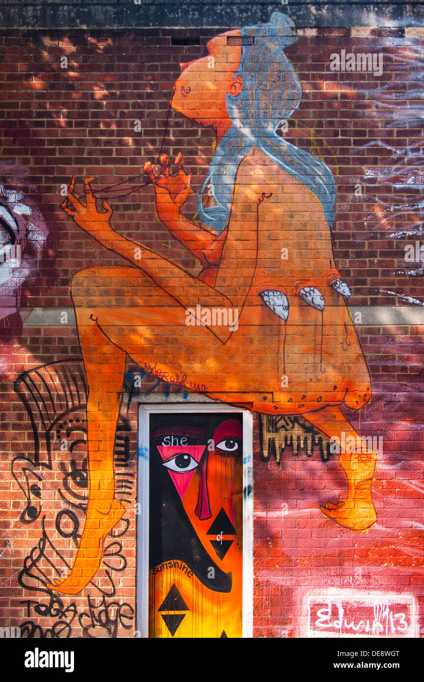 East End Londres Hackney Wick Île Poisson Graffiti Graffiti Graffiti street art mural grafiti urbains exotiques girl cats cradle par Edwin elle de soleil Banque D'Images