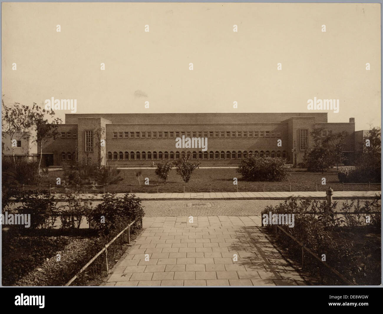 L’école Watergraafsmeer d’Amsterdam, située dans le quartier de Betondorp, est un exemple d’architecture néerlandaise fonctionnelle d’après-guerre. Construit en mettant l'accent sur les structures en béton, il reflète les styles architecturaux de l'époque, en mettant l'accent sur la simplicité, l'efficacité et les espaces lumineux pour les environnements éducatifs. Banque D'Images