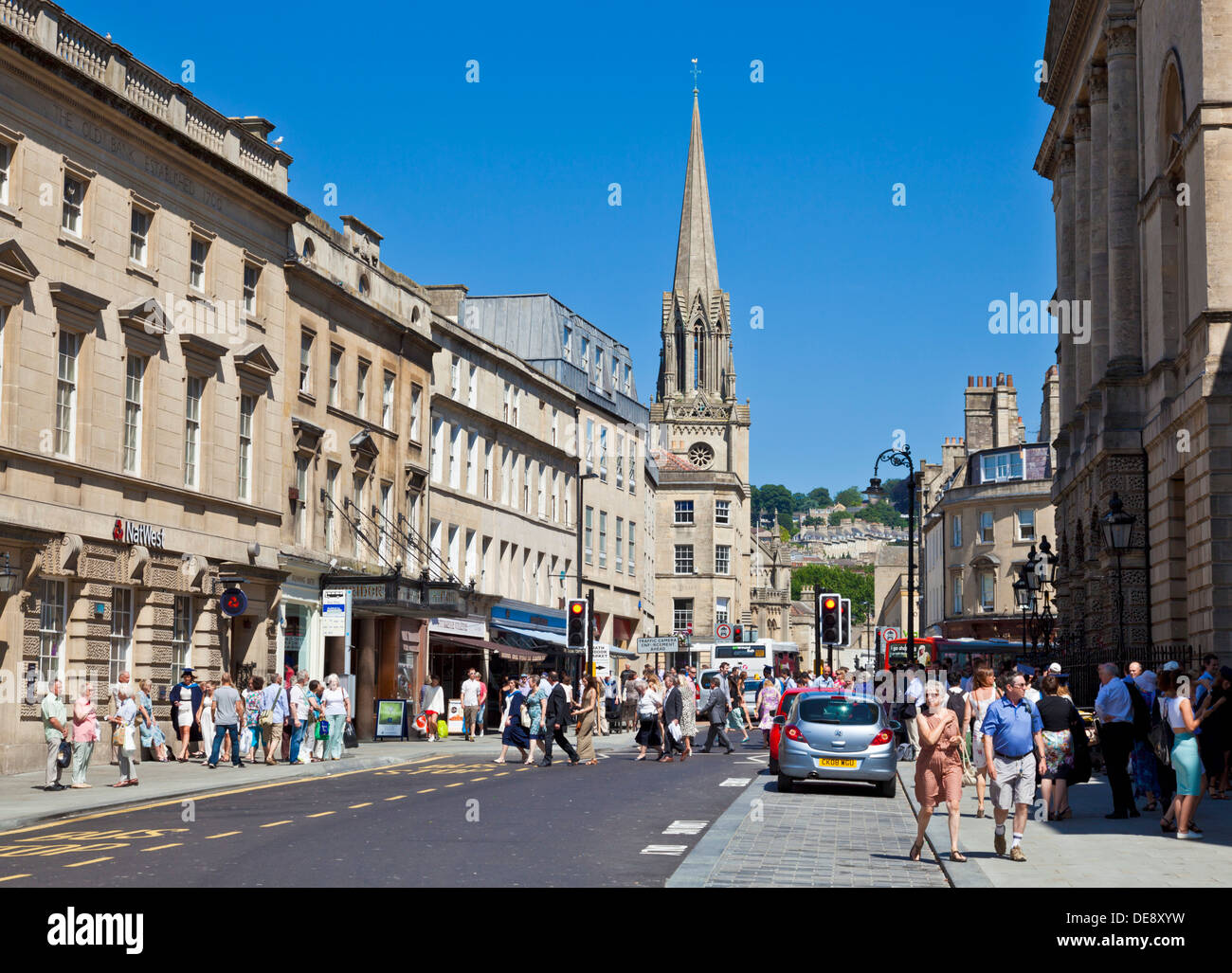 Jusqu'à la baignoire High Street en direction de St Michaels church centre-ville de Bath center Somerset Bath England UK GB EU Europe Banque D'Images