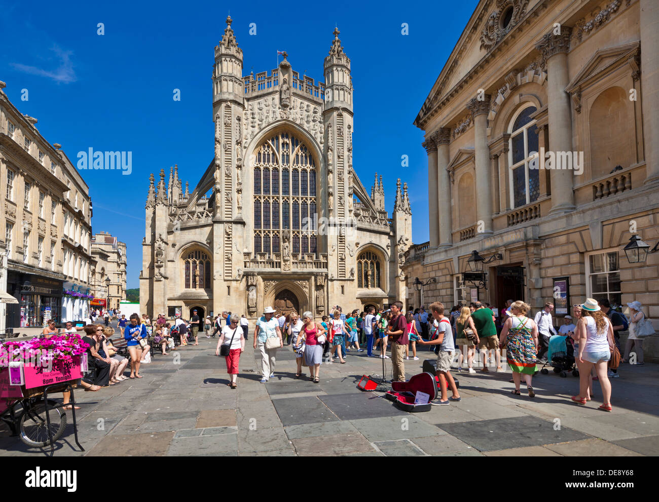 Des foules de gens en face de l'abbaye de Bath et entrée de la Salles des Pompes le centre-ville de Bath Somerset England UK GB EU Europe Banque D'Images