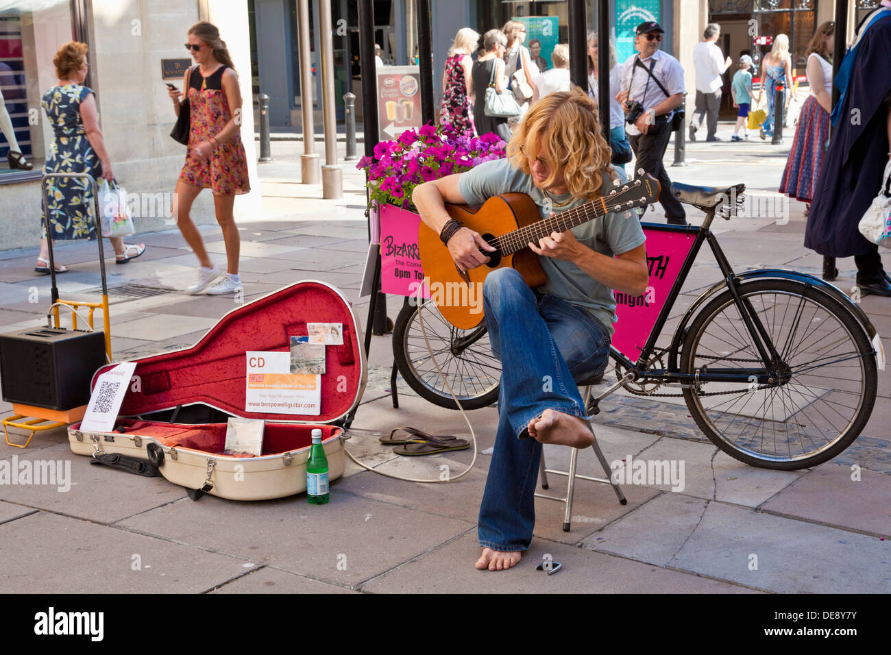 Musicien ambulant guitariste Ben Powell jouant de la guitare de la rue dans le centre-ville de Bath Somerset England UK GB EU Europe Banque D'Images