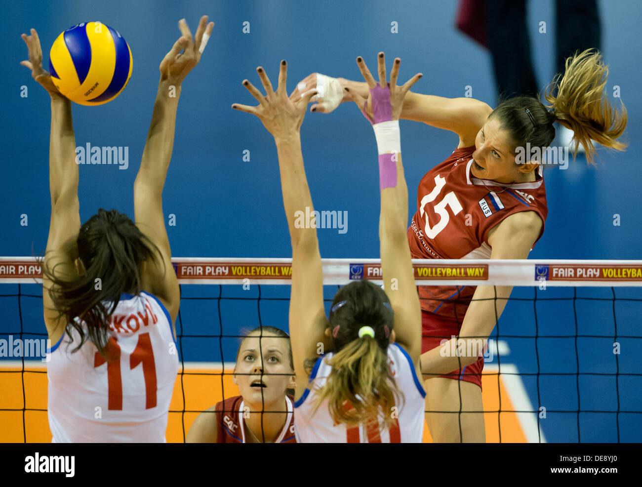 Tatjana Koshelewa (R) de la Russie en action au cours de leurs femmes Championnat d'Europe de volley-ball de la 51 édition de la Russie demi-finale contre la Serbie à salle omnisports Max-Schmeling-Halle à Berlin, Allemagne, 13 septembre 2013. La Russie a gagné le match 3:0. Photo : Soeren Stache/dpa  + + +(c) afp - Bildfunk + + + Banque D'Images