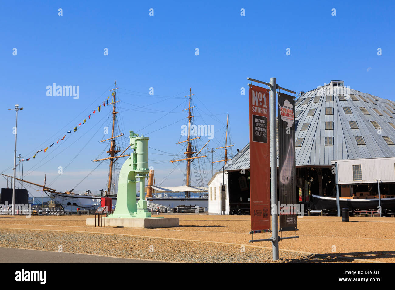 En scène par la grande cour intérieure de l'espace dans le chantier naval historique de Chatham, Kent, Angleterre, Royaume-Uni, Angleterre Banque D'Images