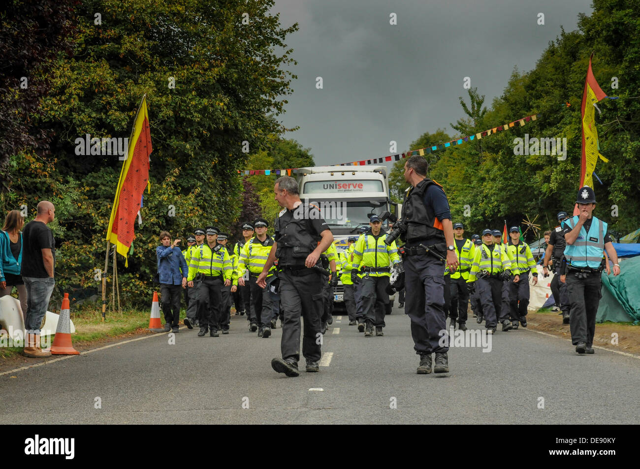 Balcombe, West Sussex, UK . 13e Août, 2013. Camion est escorté par la police sur le chemin de la Cuadrilla site. Indépendamment de toute les manifestants, dont certains ont acclamé et applaudi à partir de la route. Des agents de police avaient à marcher à un rythme rapide.. La fracturation anti écologistes protestent contre les forages d'essai par Cuadrilla sur le site de West Sussex qui pourraient mener à la processus de fracturation controversée. Procédures d'expulsion sont susceptibles d'audience lundi. Avis d'audience a été affiché au site aujourd'hui vendredi. Crédit : David Burr/Alamy Live News Banque D'Images
