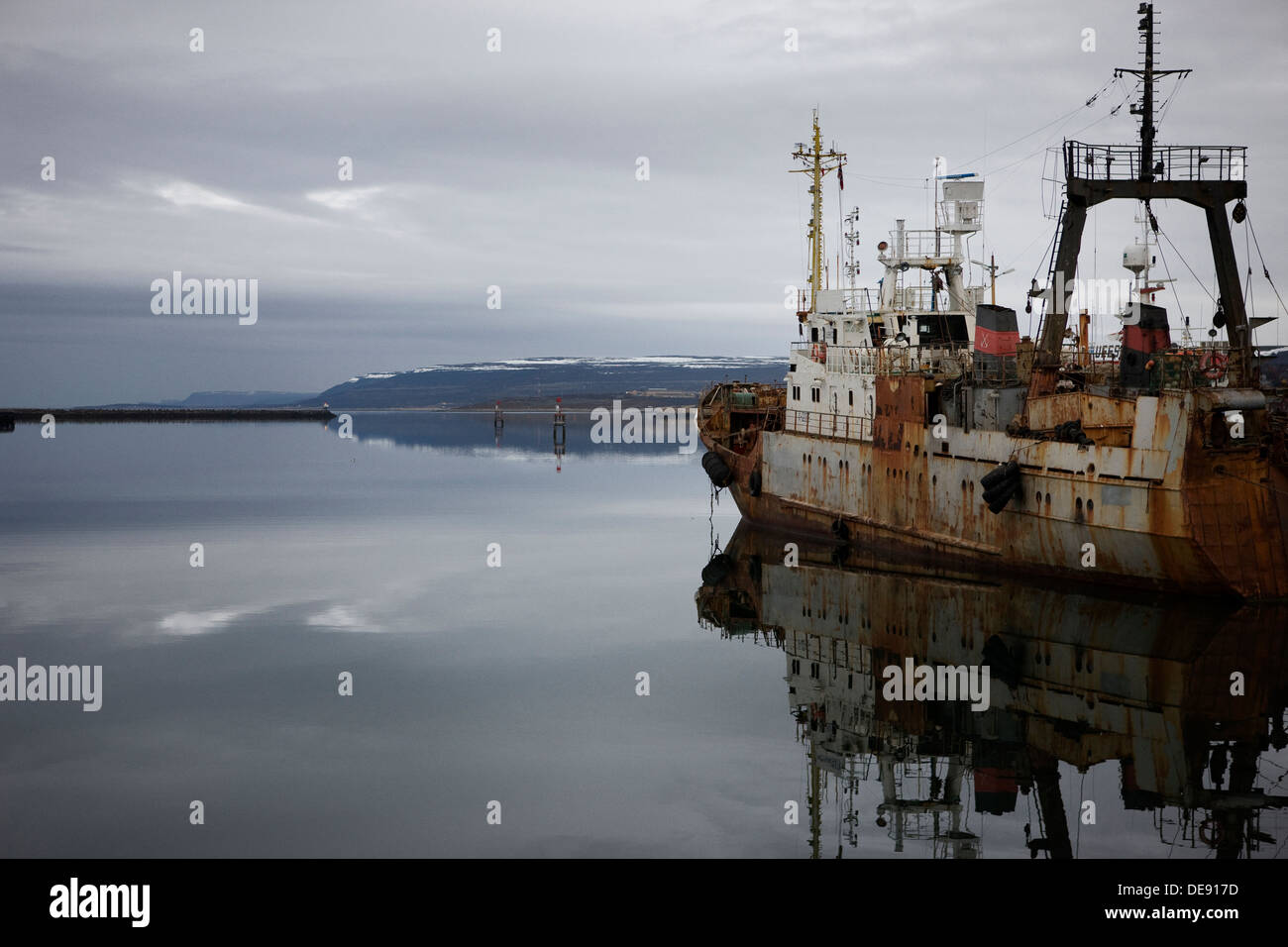 Vieux Bateau de pêche commercial avec la réflexion dans l'eau Banque D'Images