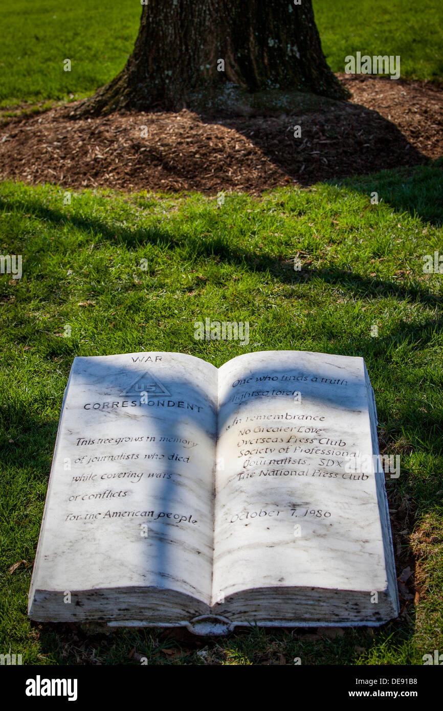 Marqueur et arbre à Arlington National Cemetery honorer ces journalistes tués tout en couvrant les guerres et les conflits, Virginia USA Banque D'Images