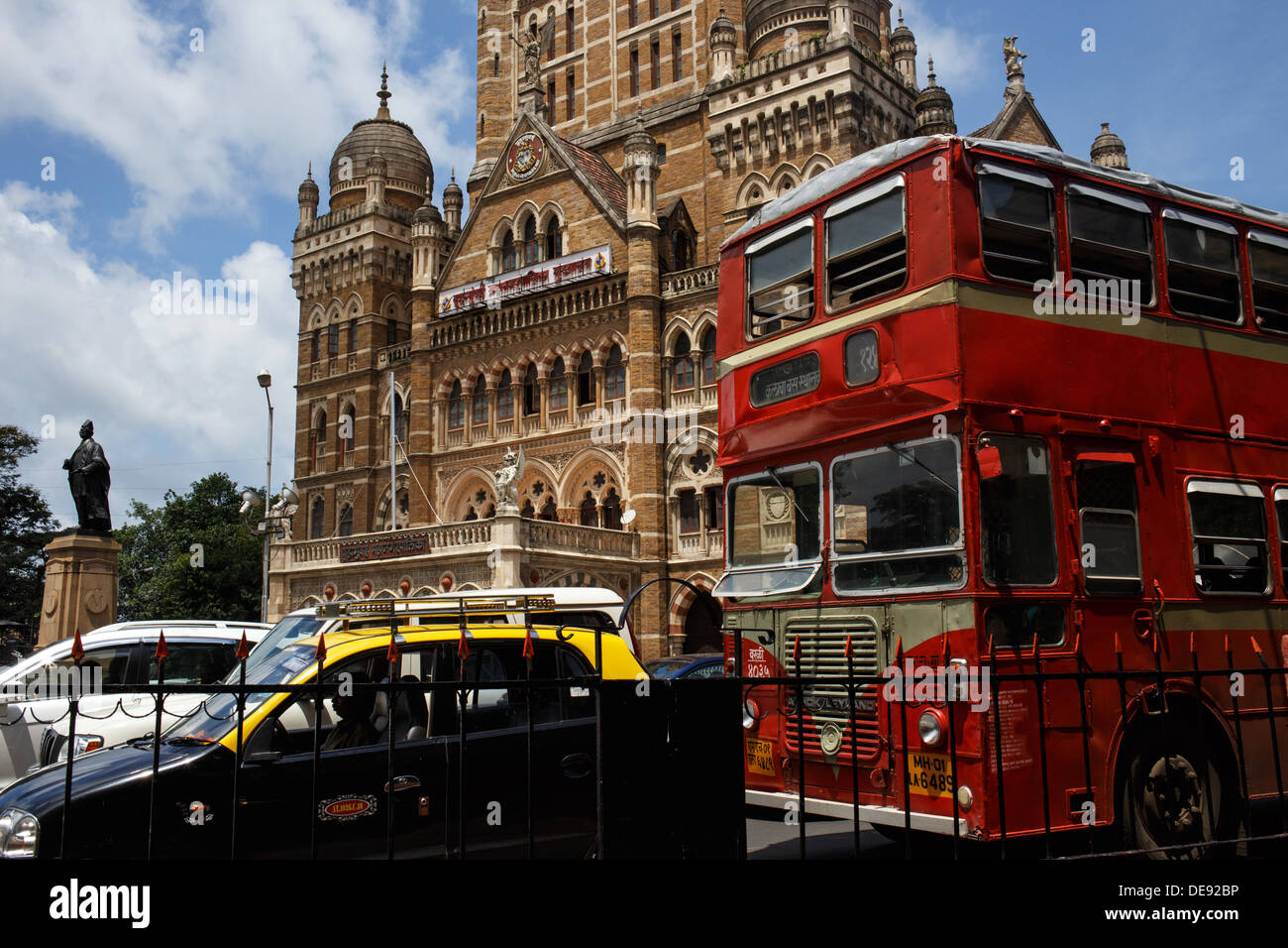 Un bus à impériale rouge, black taxi et voitures dans le trafic avec la Corporation Municipale bâtiment en arrière-plan, Mumbai Banque D'Images