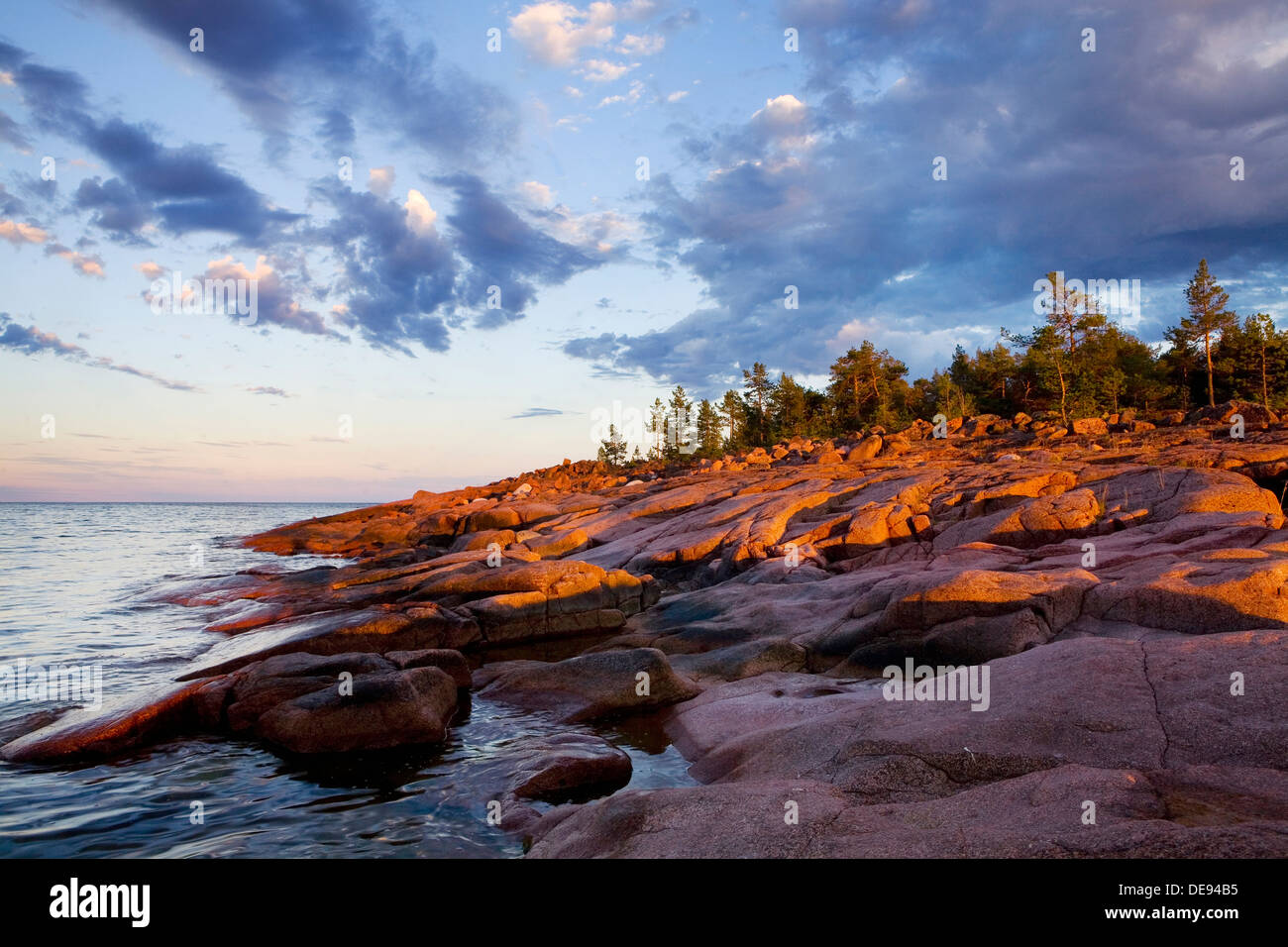 Côte Rocheuse avec ciel dramatique et chaude lumière au coucher du soleil Banque D'Images