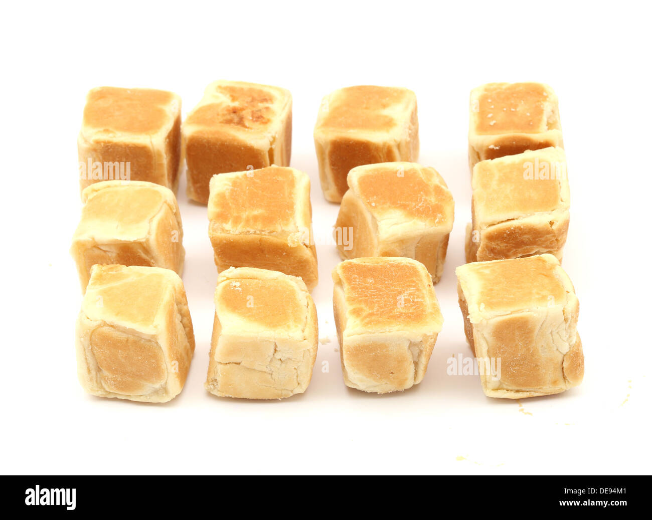 Square gâteau chinois sur fond blanc Banque D'Images