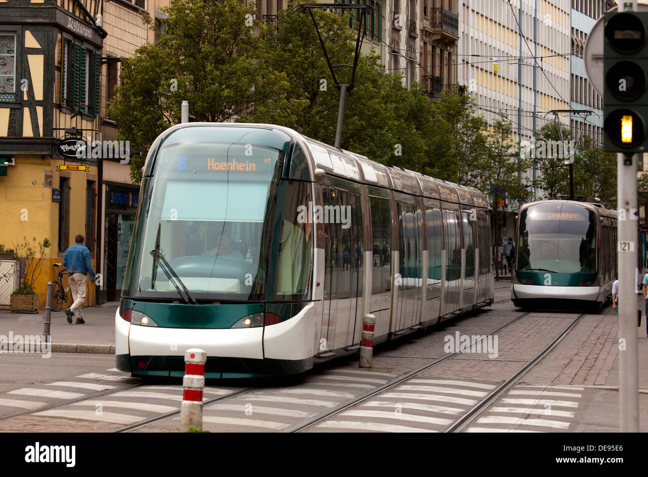 Les trains électriques urbains, d'inciter les gens à Strasbourg, France. Banque D'Images