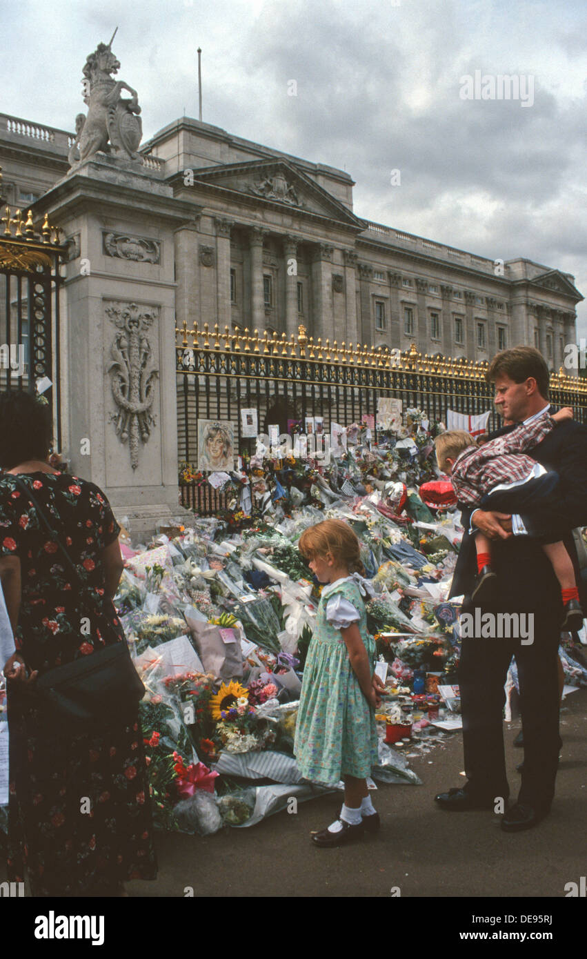 BOUQUETS DE FLEURS POSÉES EN DEHORS DE KENSINGTON PALACE PEU APRÈS LA MORT DE Lady Diana Spencer. Londres, septembre 1997. Angleterre, Royaume-Uni Banque D'Images