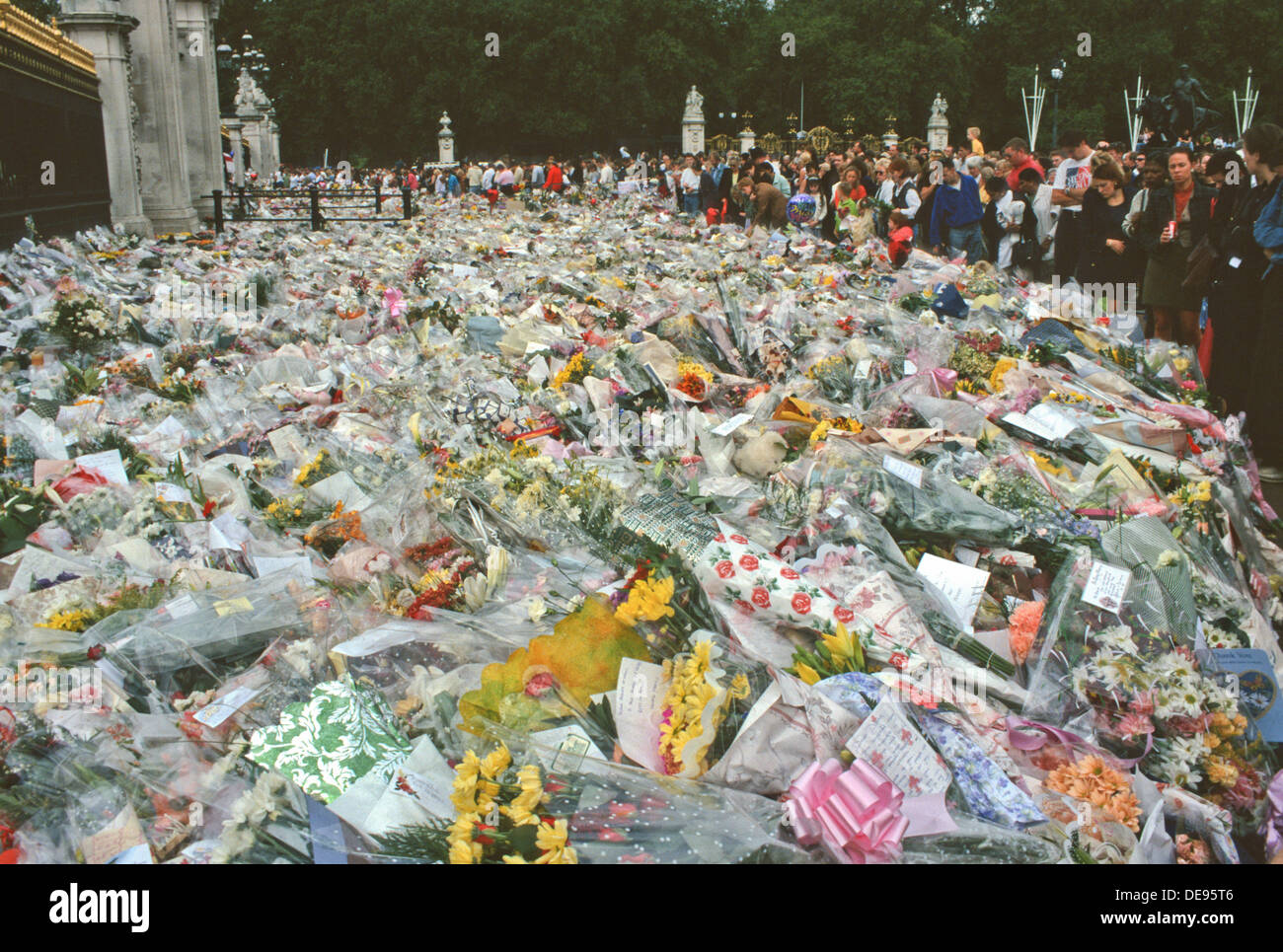 BOUQUETS DE FLEURS POSÉES EN DEHORS DE KENSINGTON PALACE PEU APRÈS LA MORT DE Lady Diana Spencer. Londres, septembre 1997. Angleterre, Royaume-Uni Banque D'Images