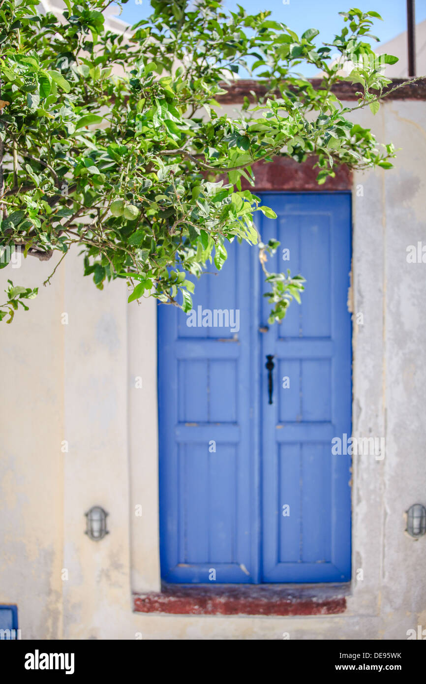 Vieille maison et porte bleue à l'Emporio village de l'île de Santorin en Grèce Banque D'Images