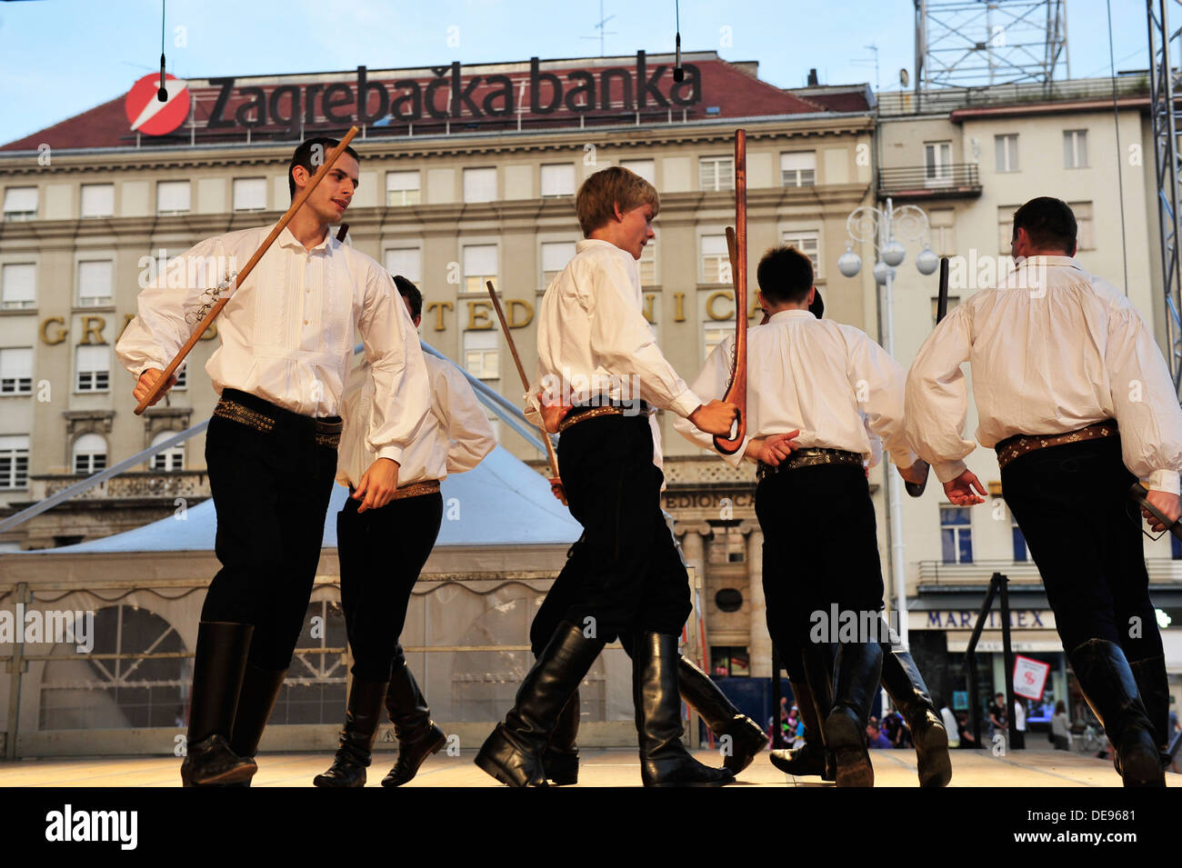 Les membres des groupes folkloriques dans Domizan costume populaire tchèque lors de la 47e Folklore Festival à Zagreb, Croatie sur juillet 19,2013 Banque D'Images