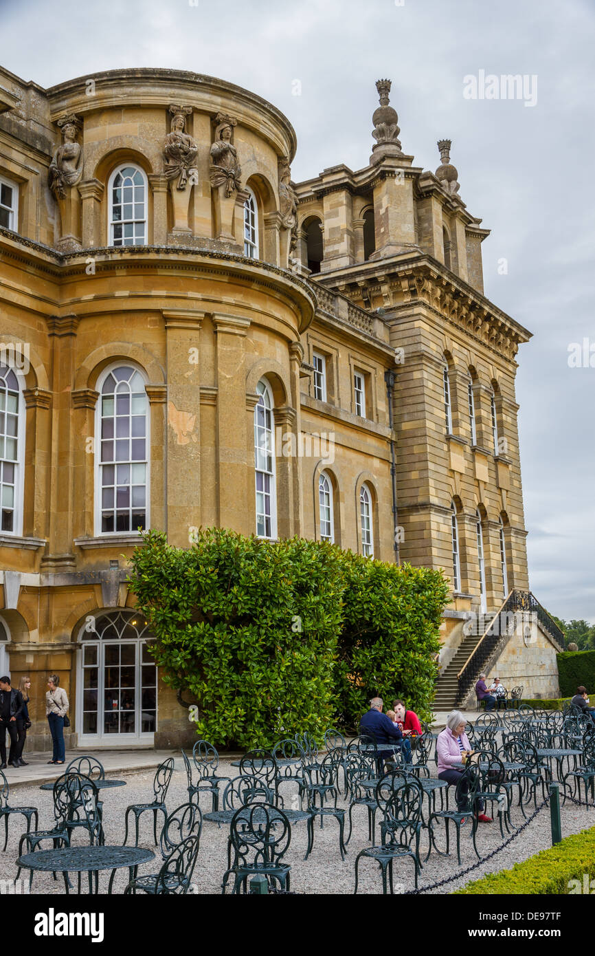 Les visiteurs de Blenheim Palace de manger à la terrasse du café de l'eau dans la région de Woodstock, Oxfordshire, Angleterre Banque D'Images