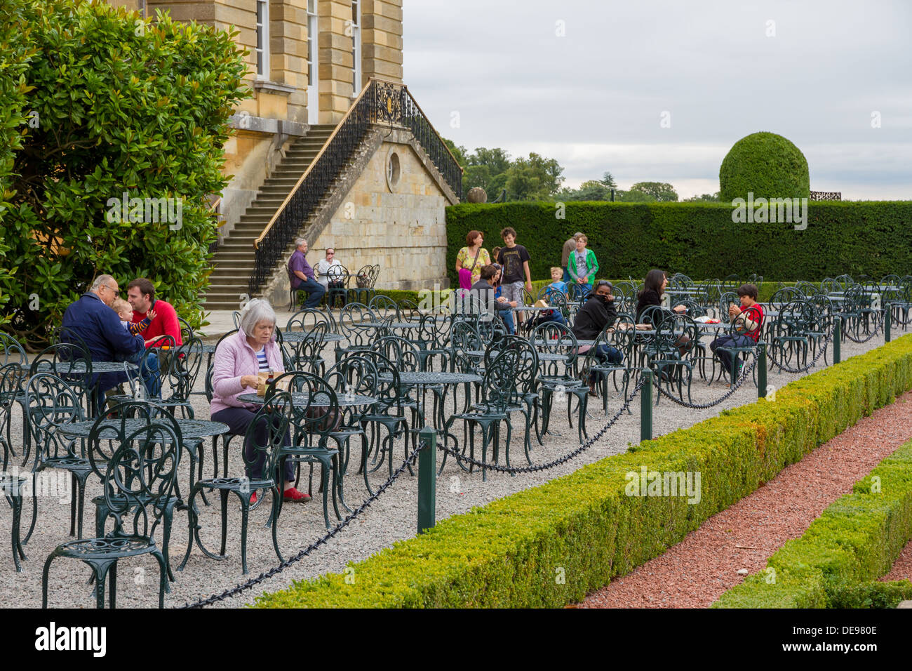Les visiteurs de Blenheim Palace de manger à la terrasse du café de l'eau dans la région de Woodstock, Oxfordshire, Angleterre Banque D'Images