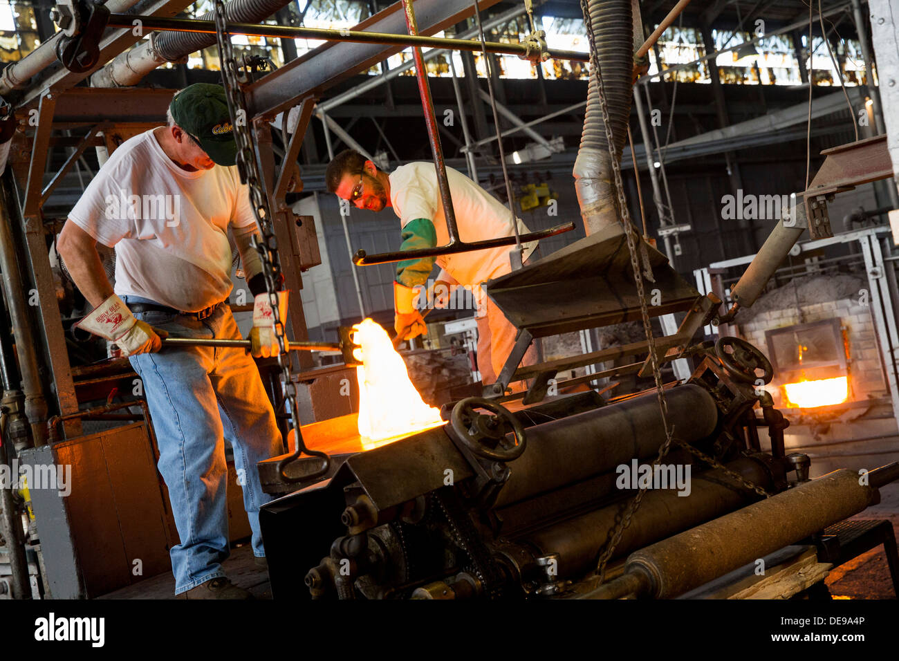 La production de vitrail à l'Wissmach Glass Company factory. Banque D'Images