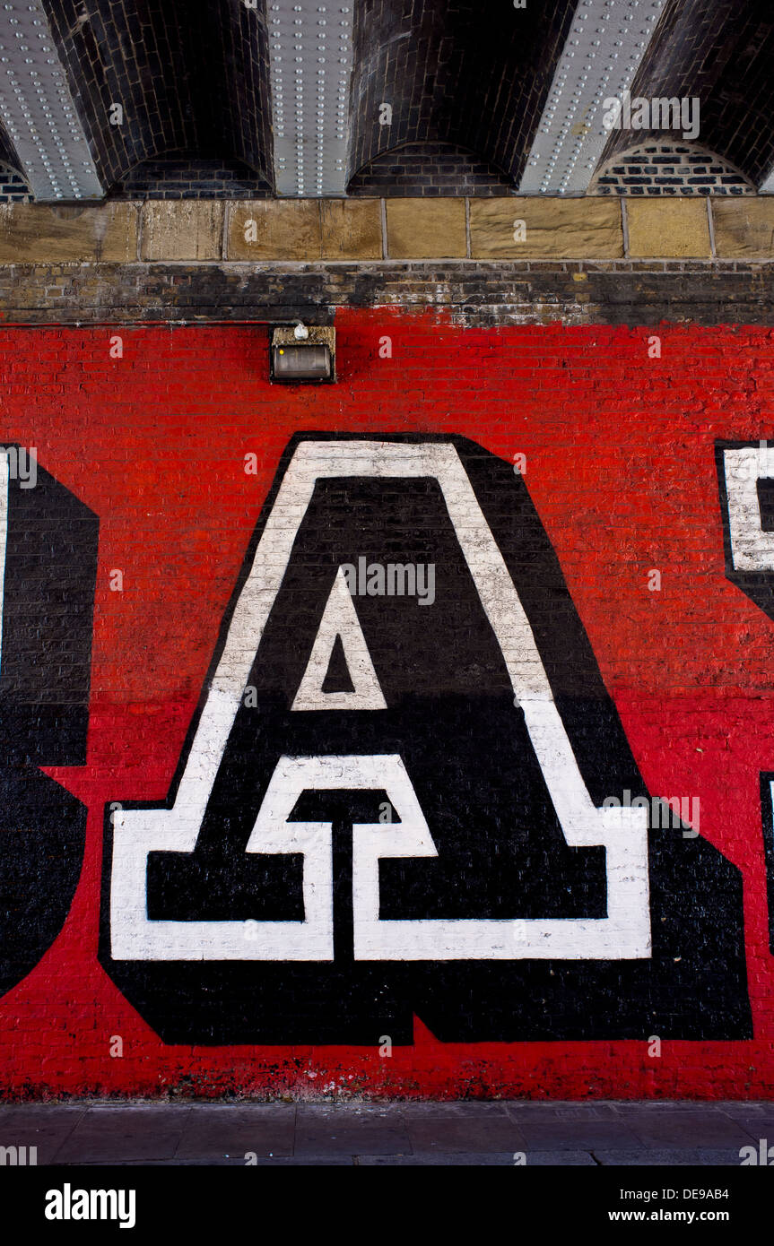La lettre un graffiti dans le cadre d'un mot sur mur de brique sous le pont Banque D'Images