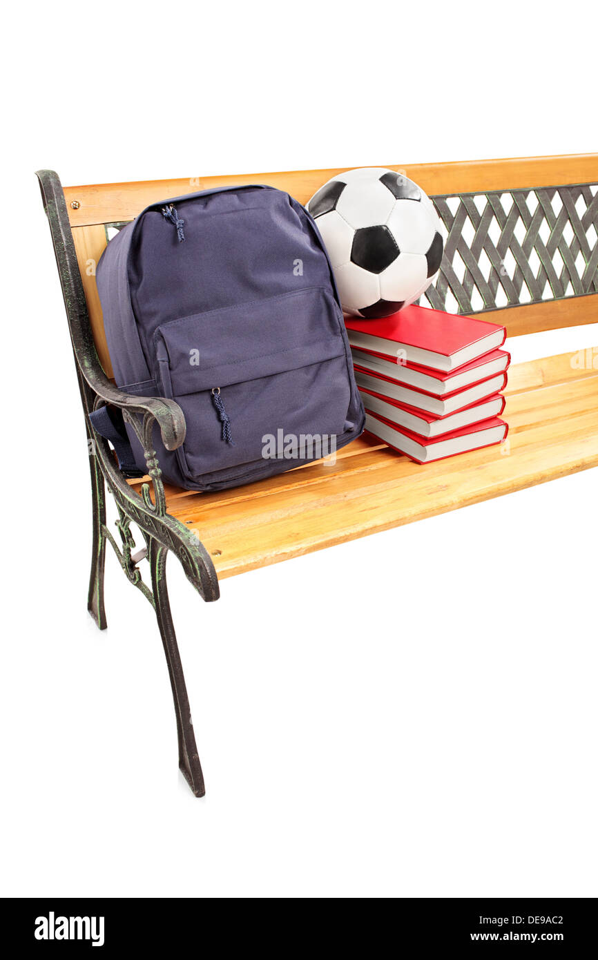 Portrait d'un banc en bois, avec des livres, sac d'école et de football sur elle Banque D'Images