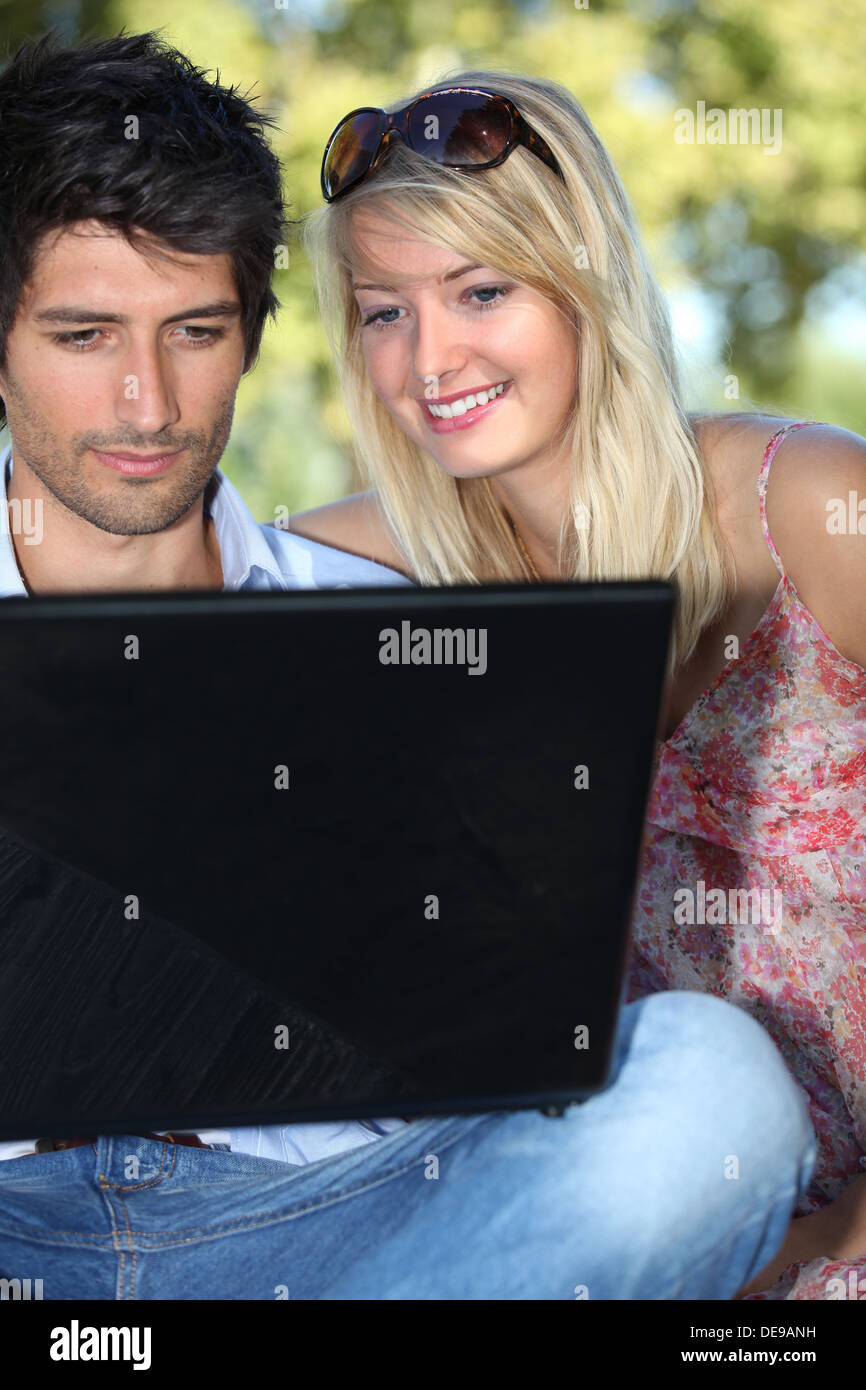 Couple photos sur leur ordinateur portable Banque D'Images