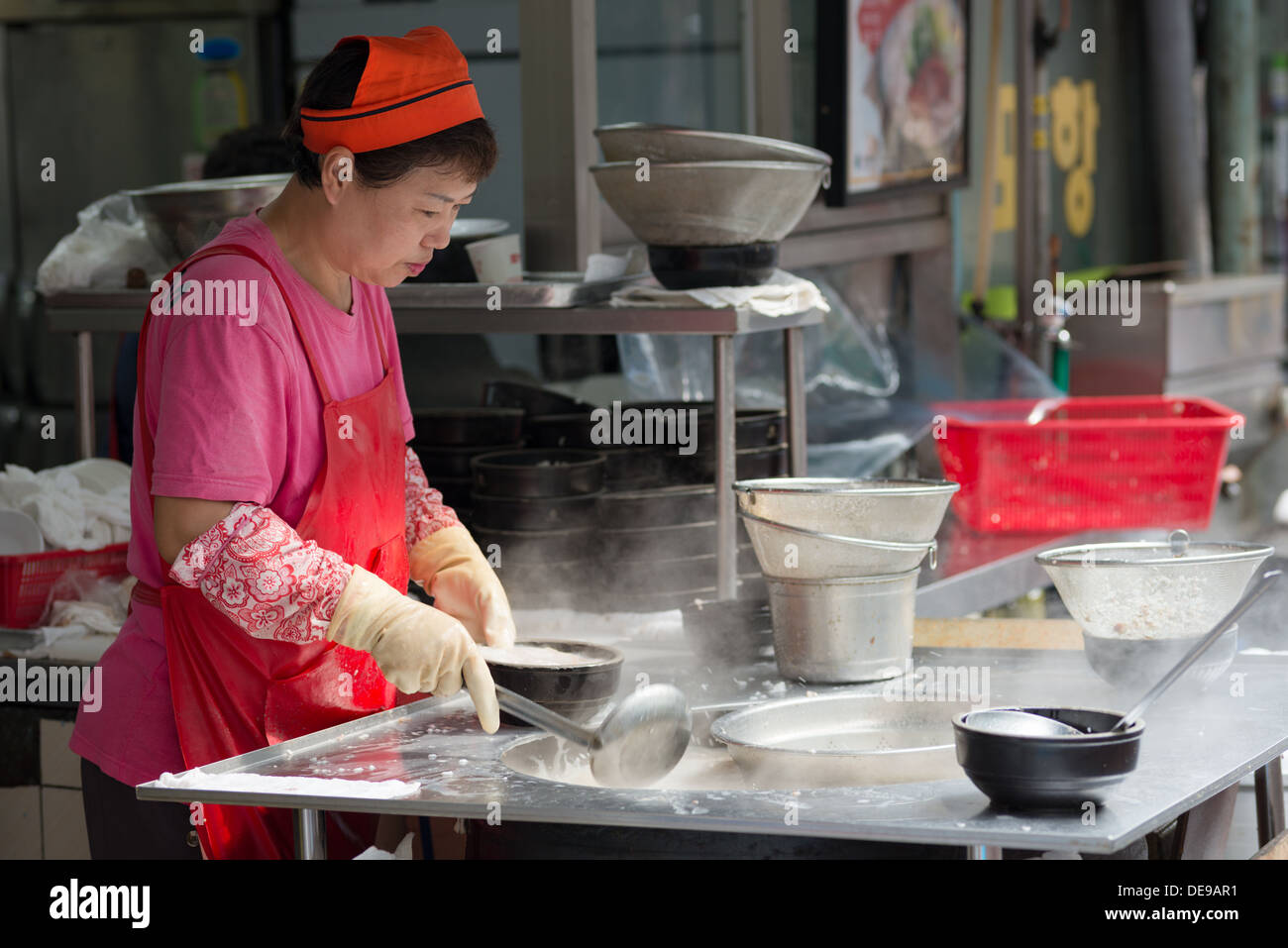 Soupe de boeuf (Gomtang) vendeur au marché traditionnel à Pusan, Corée du Sud. Banque D'Images