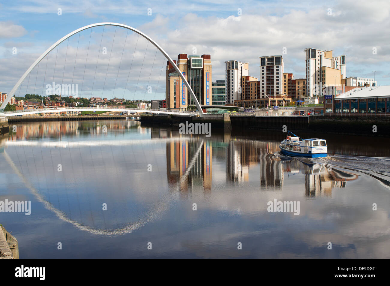 Millennium Bridge et Baltic art centre reflète dans la rivière Tyne, Newcastle, Angleterre du Nord-Est, Royaume-Uni Banque D'Images