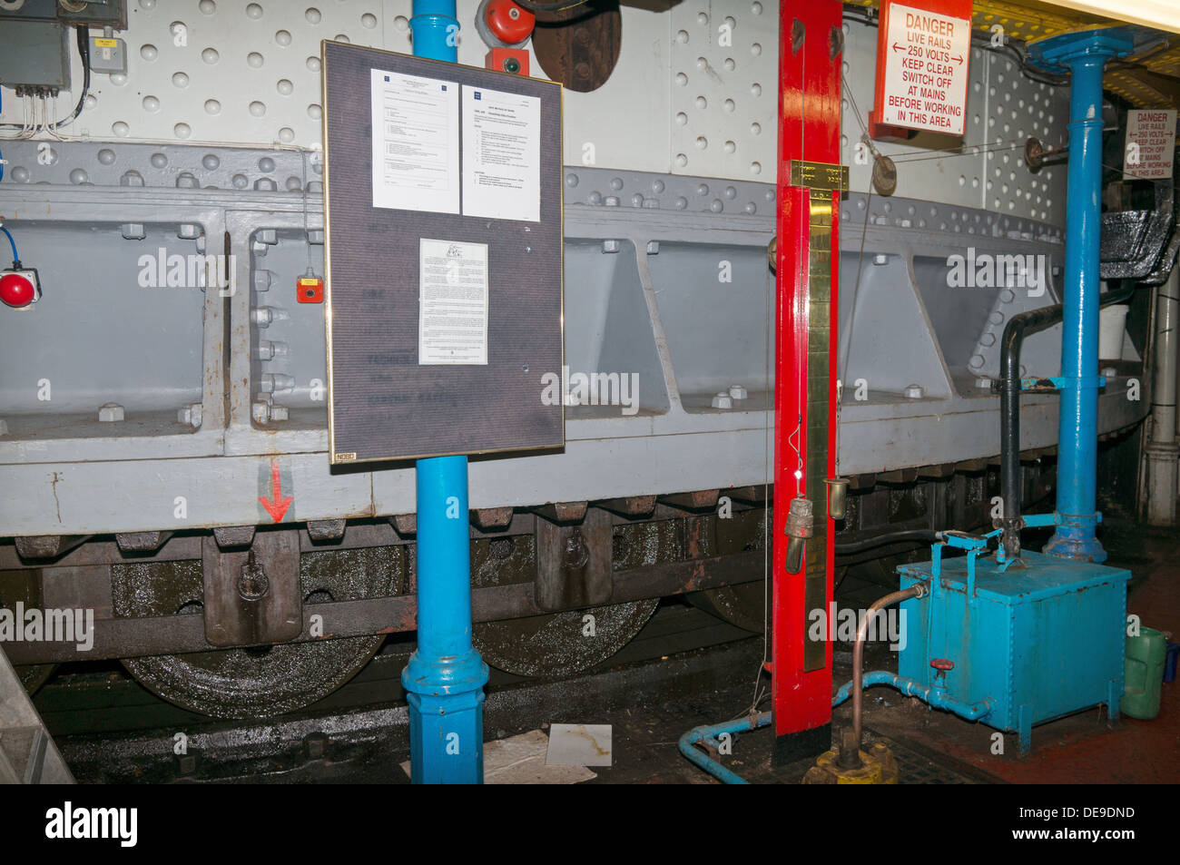 Indicateur de niveau platine et de l'accumulateur dans le pont tournant sur la rivière Tyne, Newcastle North East England UK Banque D'Images