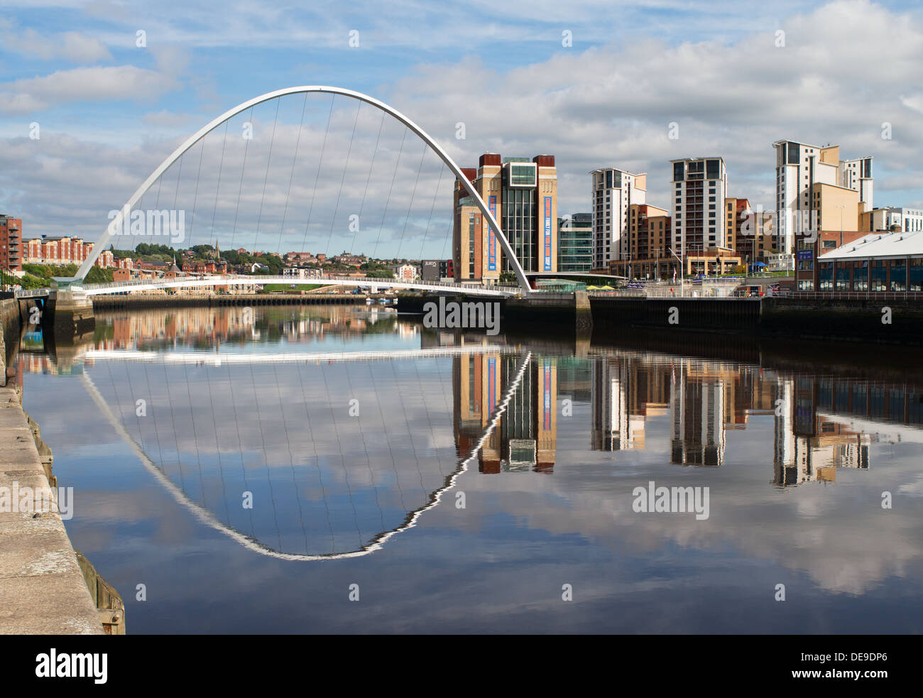 Millennium Bridge et Baltic art centre reflète dans la rivière Tyne, Newcastle, Angleterre du Nord-Est, Royaume-Uni Banque D'Images