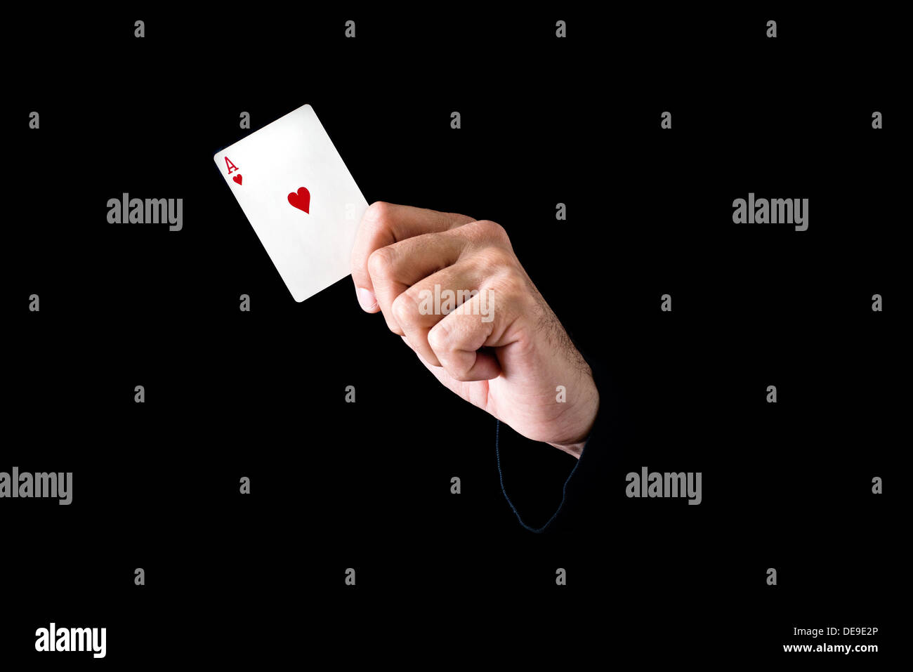Hand holding Ace of Hearts card sur fond noir Banque D'Images