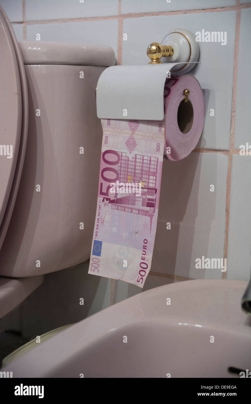 Un commentaire social sur la valeur actuelle de l'euro. Une note de 500 euros est utilisé dans la salle de bains Banque D'Images