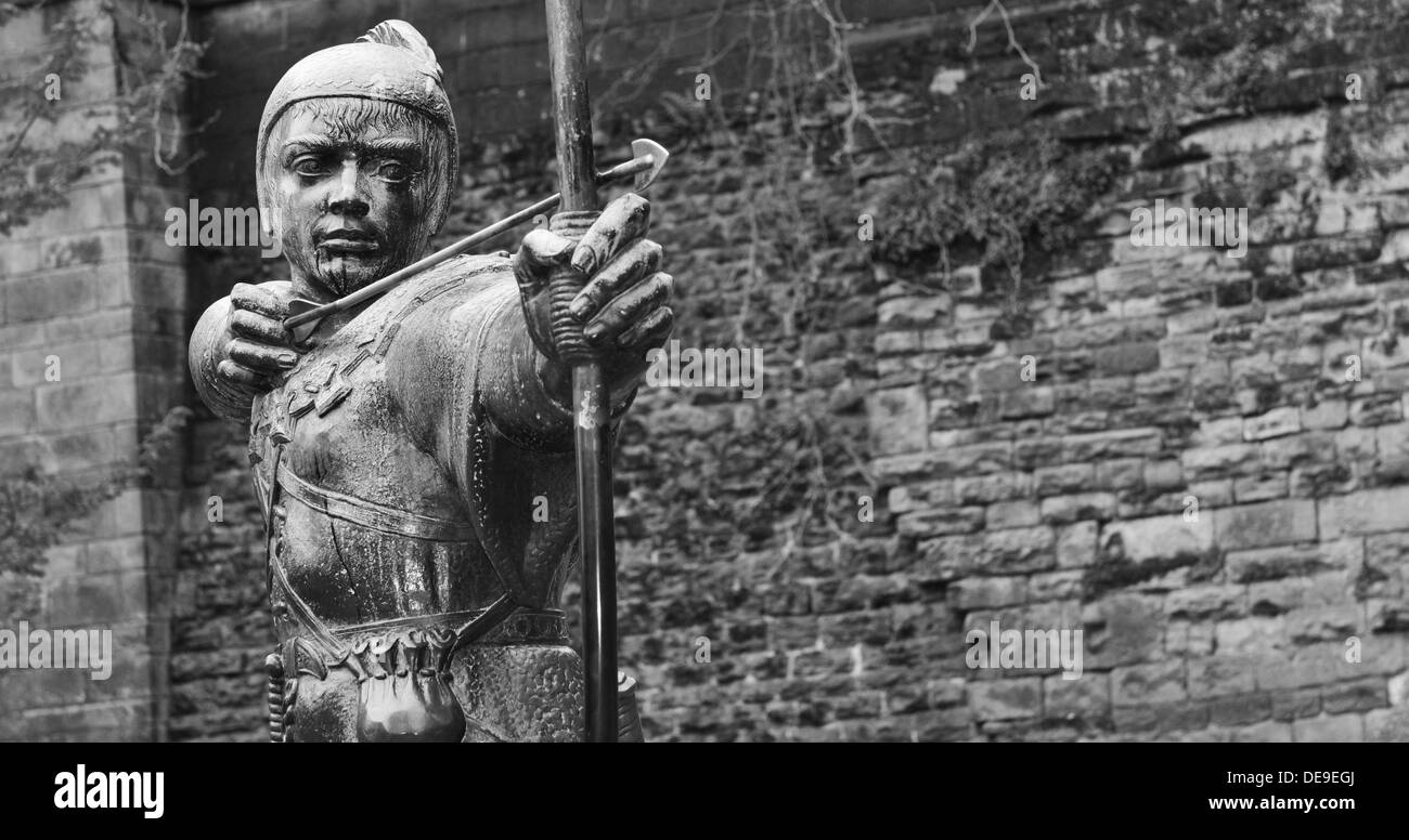 Robin Hood statue devant le château de Nottingham (Royaume-Uni) Banque D'Images Robin Hood statue devant le château de Nottingham (Royaume-Uni) Banque D'Images