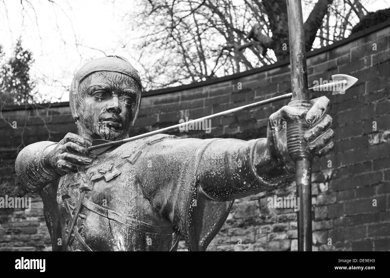 Robin Hood statue devant le château de Nottingham (Royaume-Uni) Banque D'Images Robin Hood statue devant le château de Nottingham (Royaume-Uni) Banque D'Images