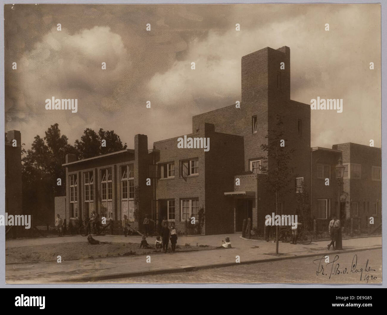 Le lotissement « Rosenhaghe », construit dans les années 1920-1930 aux pays-Bas, reflète la conception architecturale néerlandaise du début du XXe siècle. Le projet met l'accent sur des logements fonctionnels et esthétiquement agréables avec des caractéristiques innovantes pour son époque, mettant en valeur un mélange de styles modernes et traditionnels. Banque D'Images