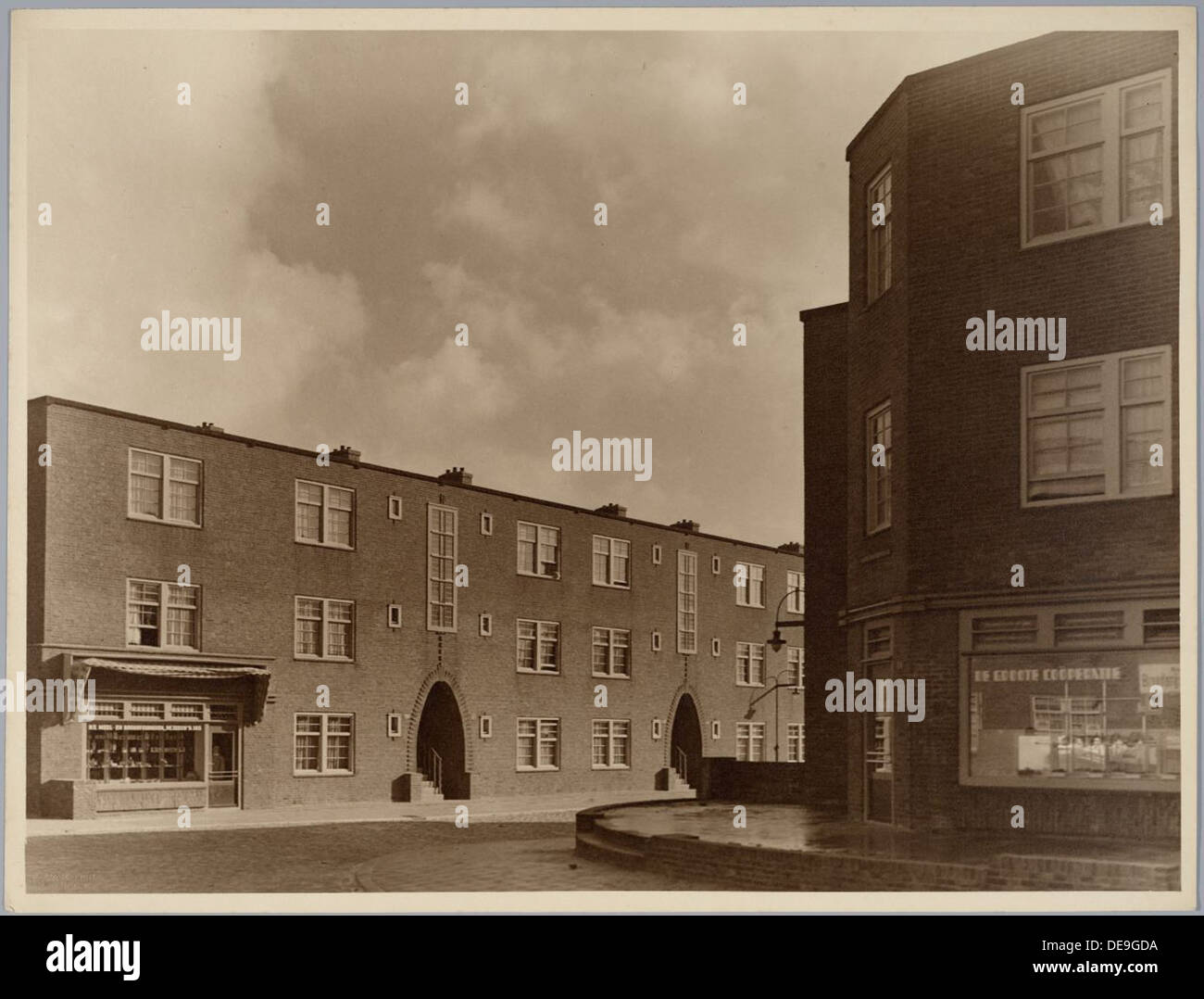 Le projet de logement municipal « Duindorp », conçu dans les années 1920 et 1930, illustre l'architecture néerlandaise du logement social. Situé à la Haye, il se concentre sur la fourniture de logements abordables tout en reflétant les styles architecturaux de l'entre-deux-guerres. Ce projet s'inscrivait dans le mouvement néerlandais de réforme du logement, influencé par les principes de conception moderniste et fonctionnelle. Banque D'Images