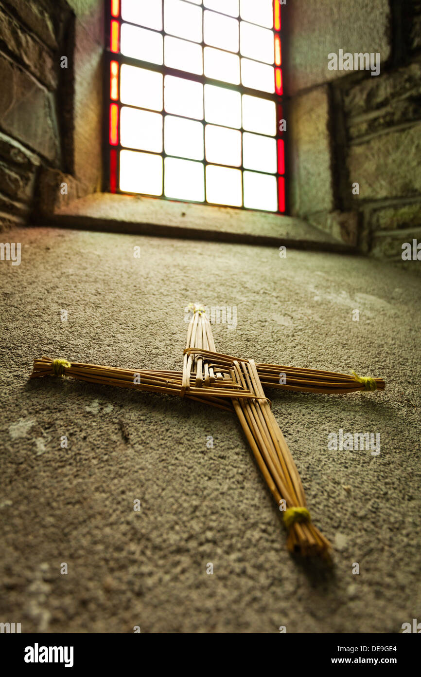 Brigids cross St traditionnel fabriqué à partir de fils de tissage de la paille ensemble sur un appui de fenêtre dans la cathédrale St Brigids, Kildare, Irel Banque D'Images